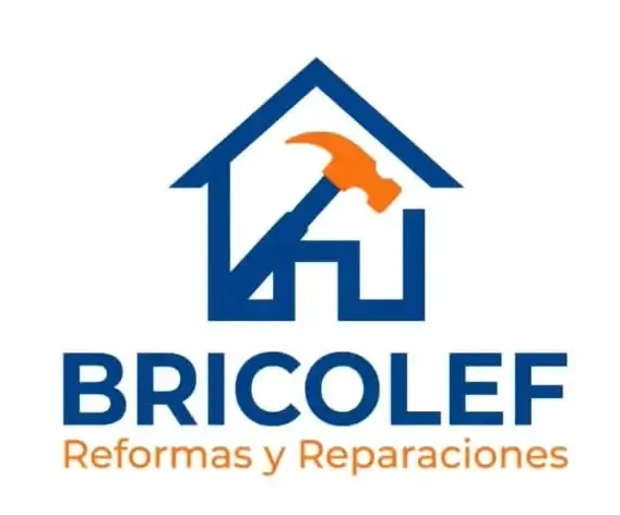 Logotipo de BRICOLEF con el contorno azul de una casa, un martillo naranja y el texto «Reformas y Reparaciones»