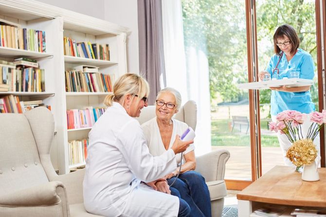 Enfermeras cuidan de simpática señora de pelo blanco