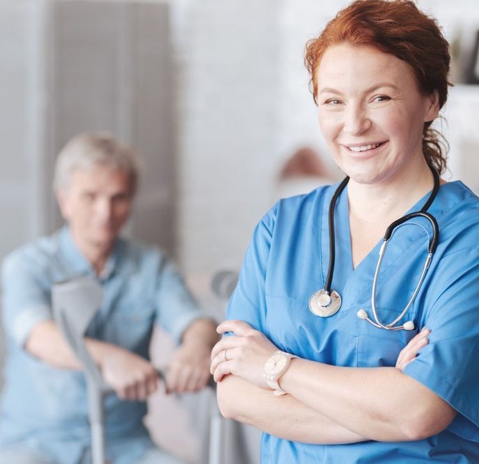 Enfermera profesional sonríe a cámara