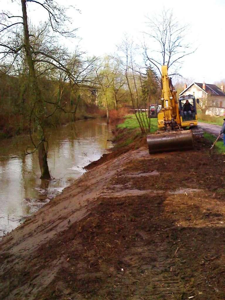 Débroussaillage au bord de l'eau