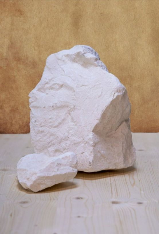 Una gran roca blanca está sobre una mesa de madera.