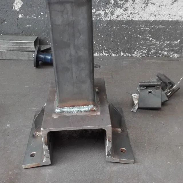 Un trozo de metal está sobre una mesa junto a unas llaves.