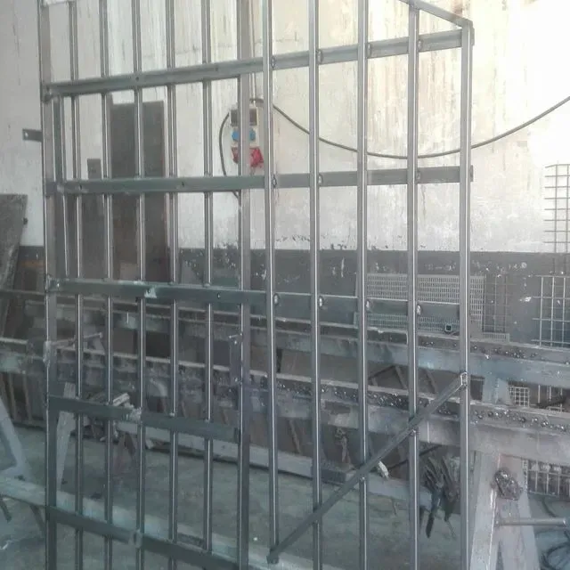 Se está construyendo una estructura metálica en una fábrica.