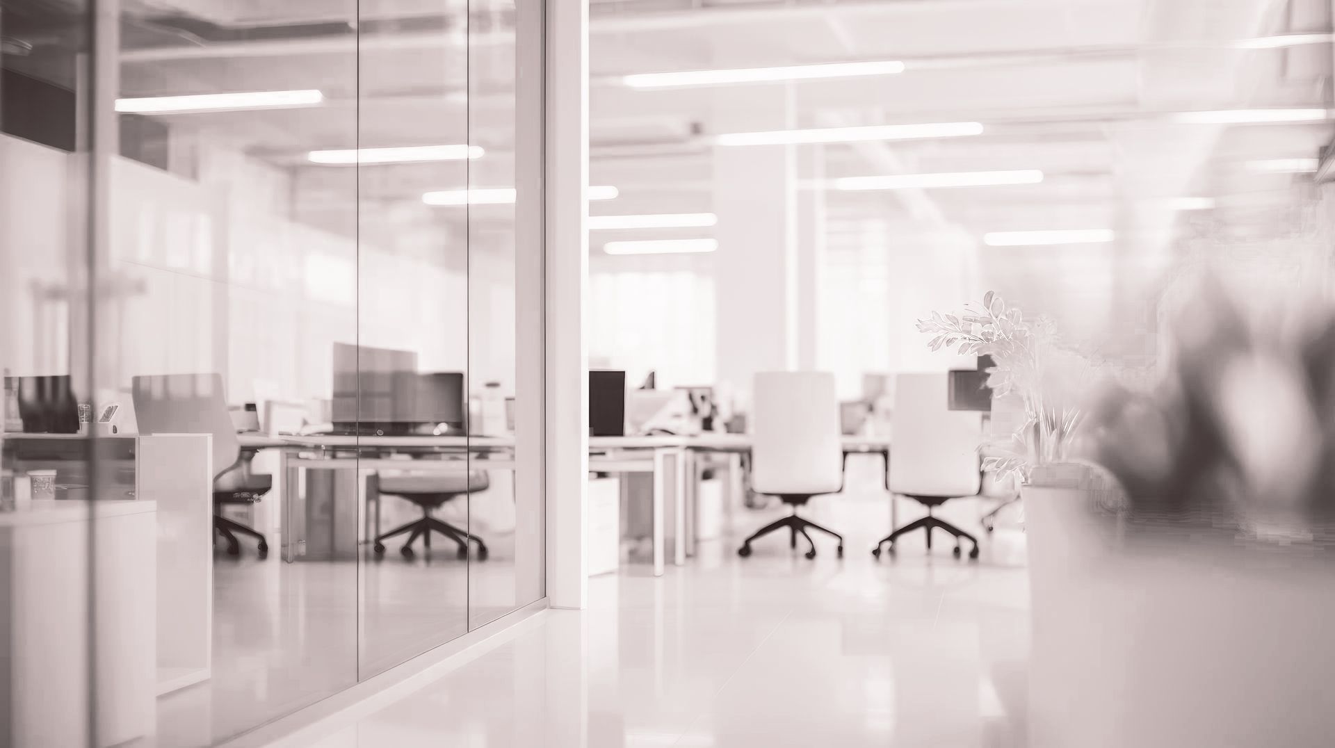Bureau avec mobilier et sol blanc étincelant