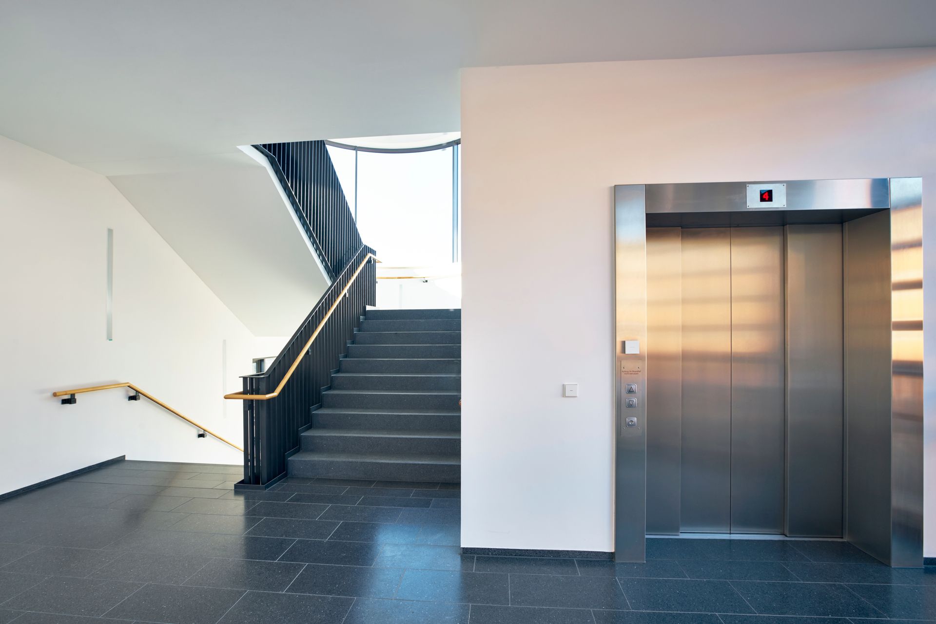 Cage d'escalier et ascenceur