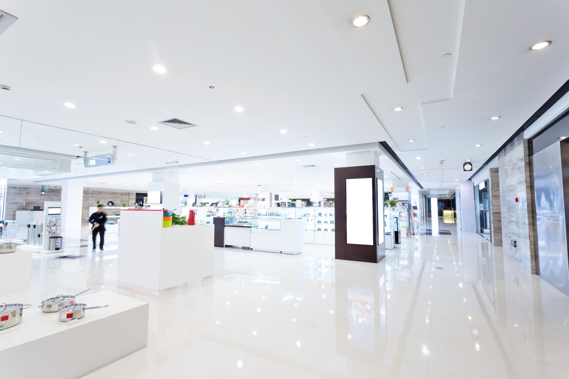 Magasin avec sol propre réfléchissant la lumière des spots