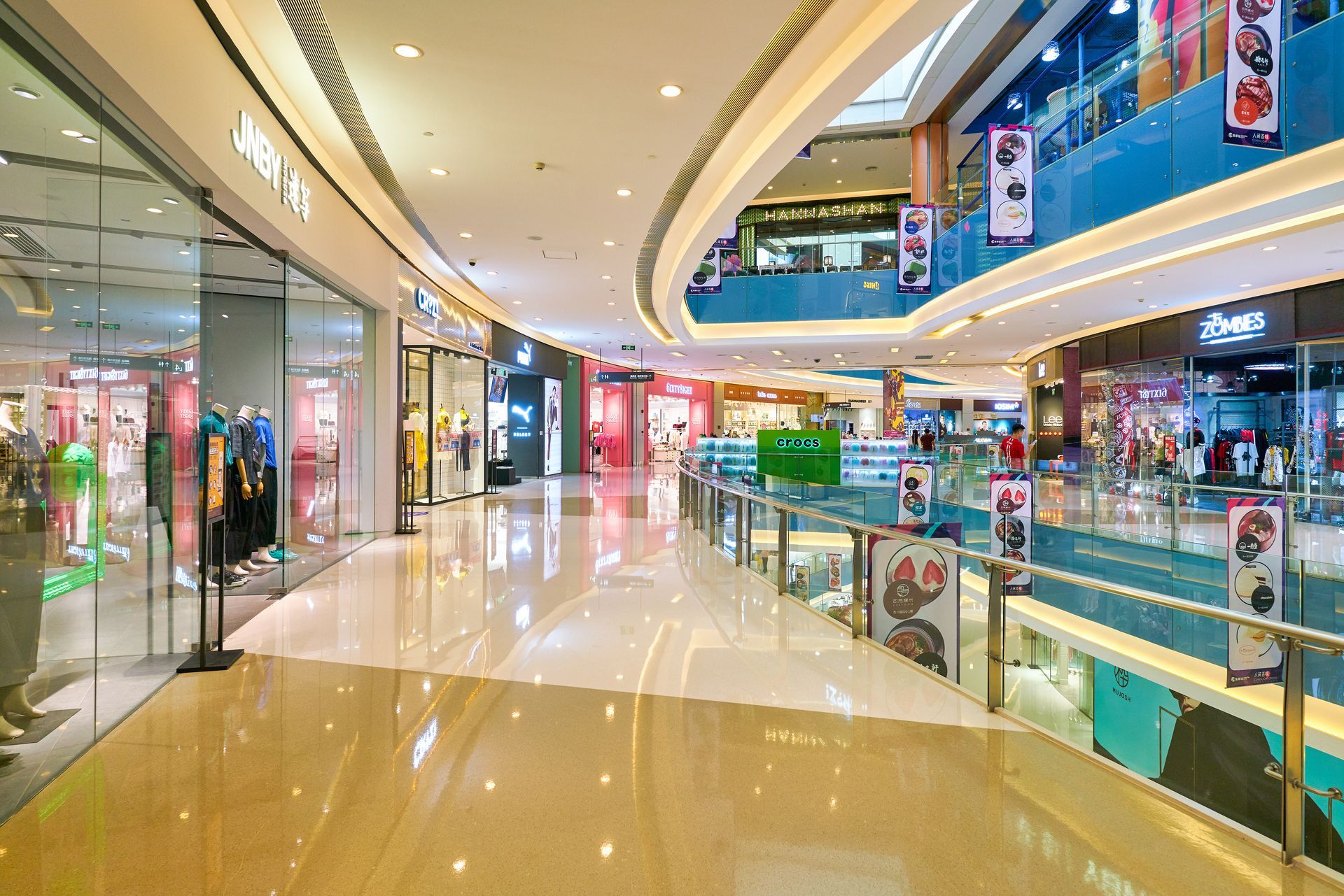 Centre commercial avec sol brillant