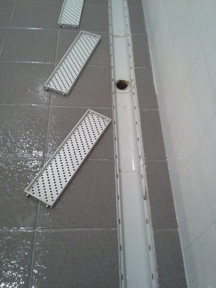 Canalisations, joints et sol après nettoyage