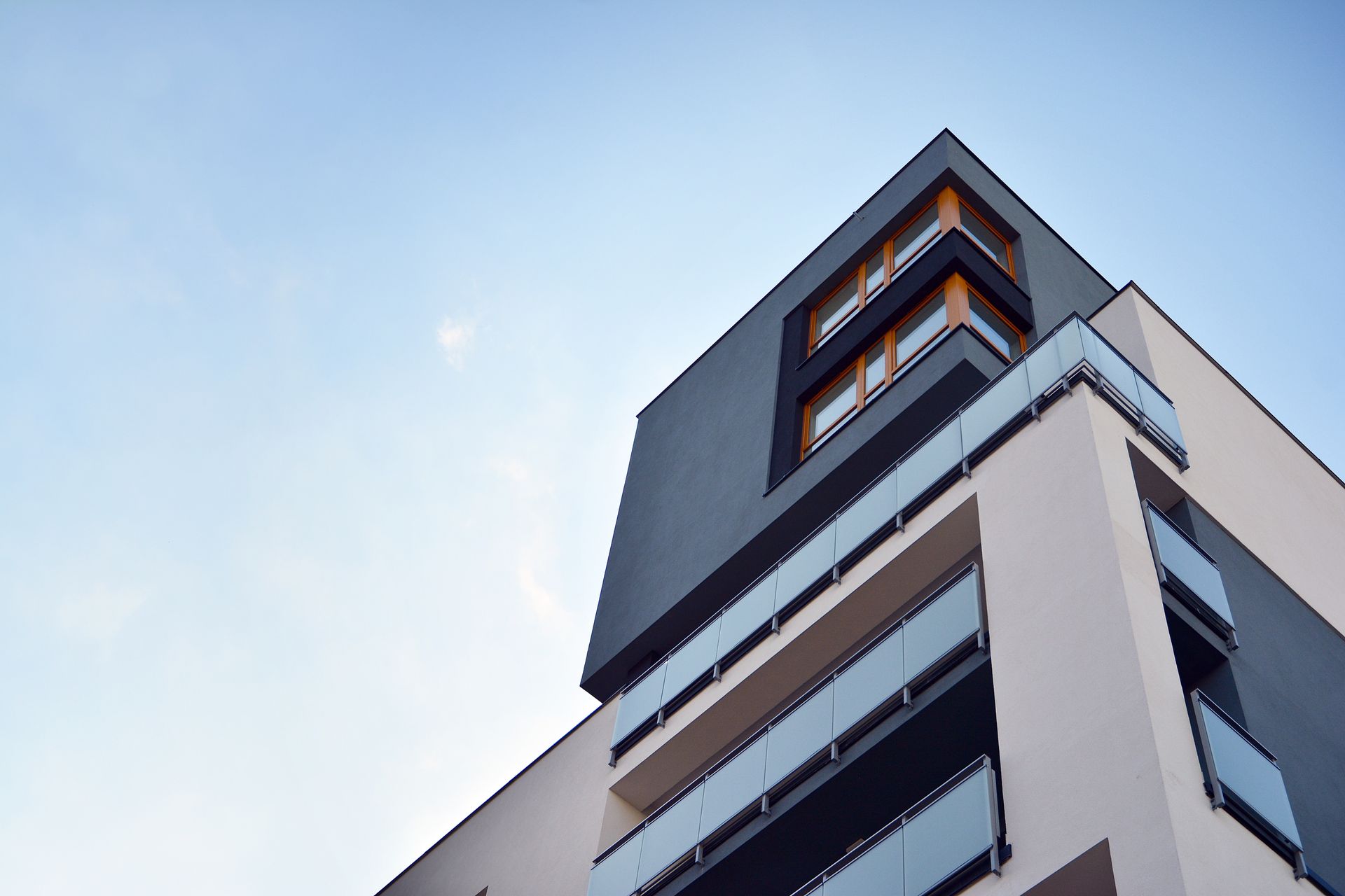 Façades colorées de bâtiment cubique
