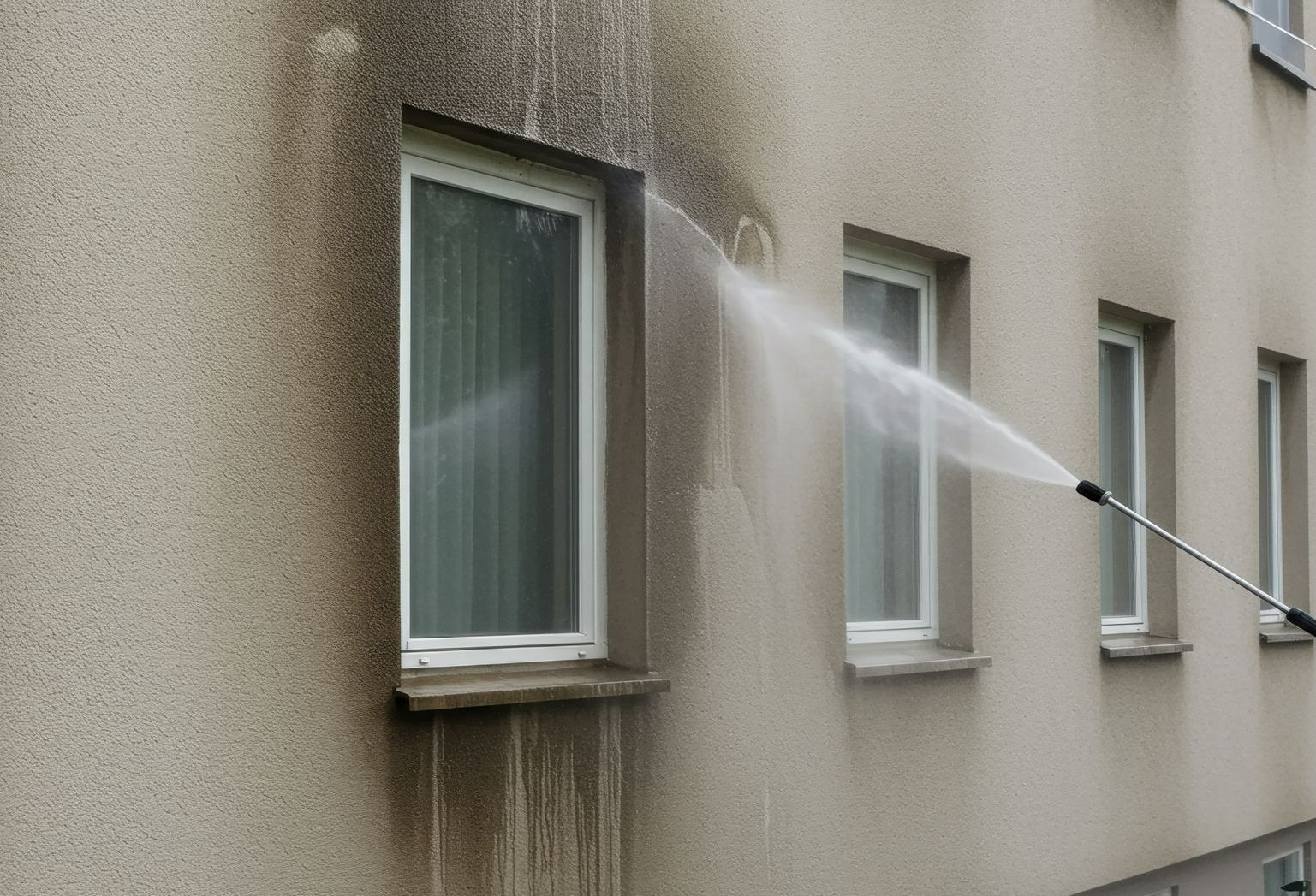 Façade de bâtiment sale en cours de nettoyage