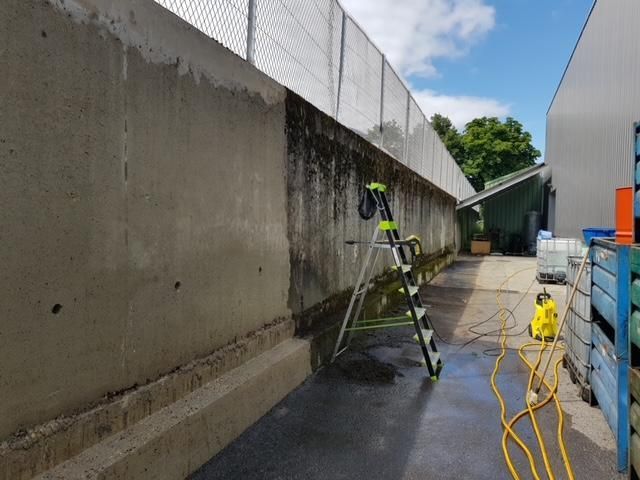 Mur extérieur en parpaing en cours de nettoyage