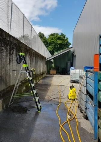 Mur extérieur et échelle avant chantier de nettoyage