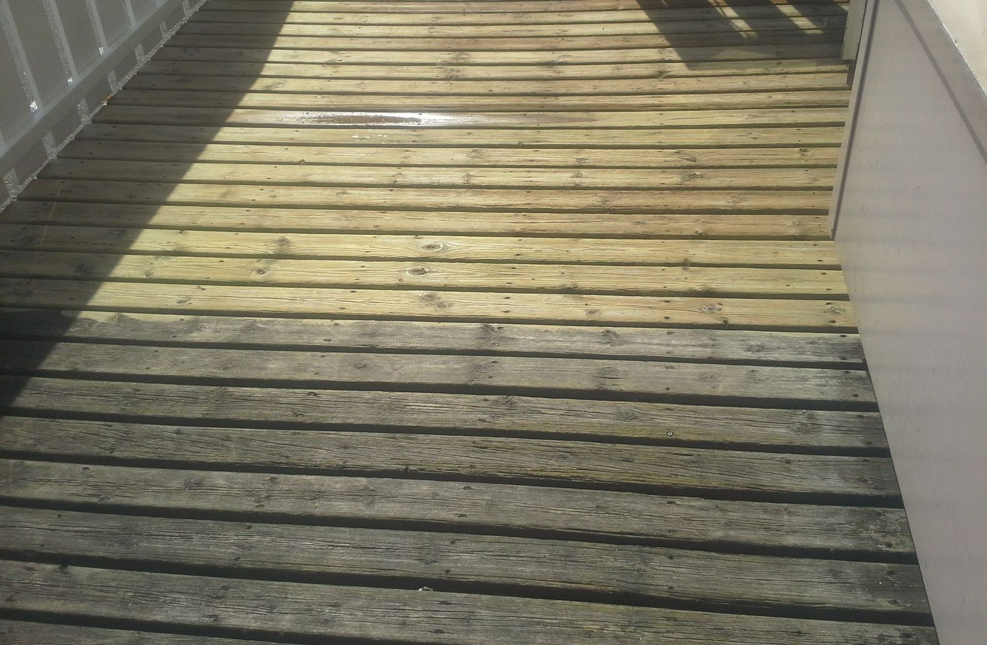 Terrasse en bois, partie supérieure nettoyée