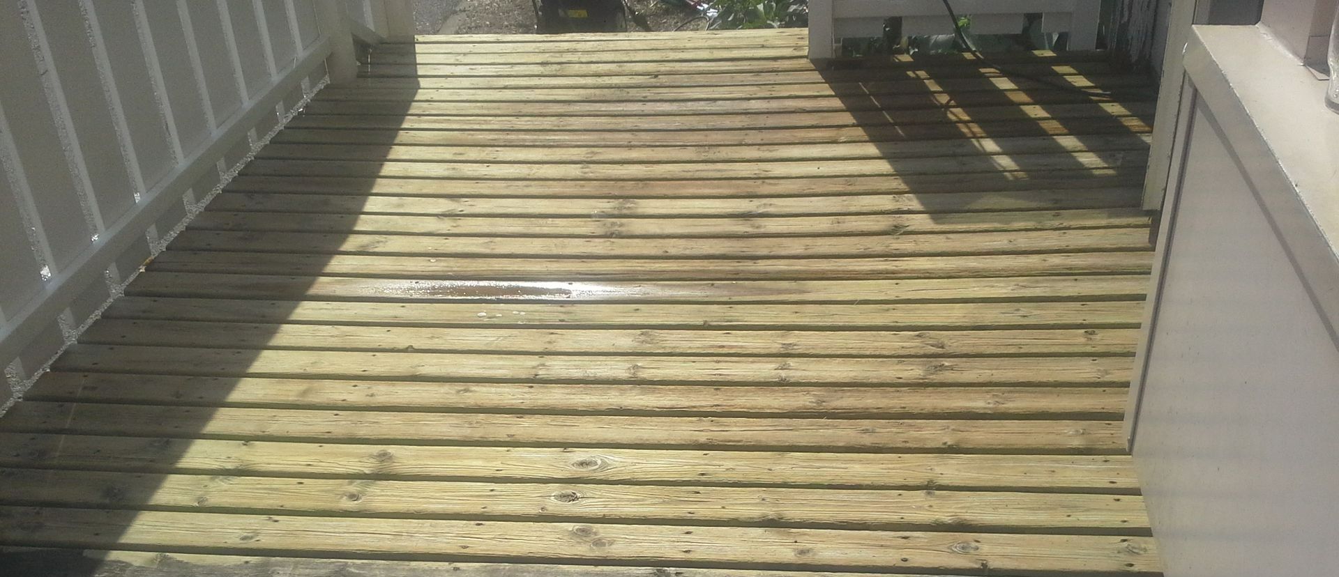 Lames de bois d'une terrasse après nettoyage