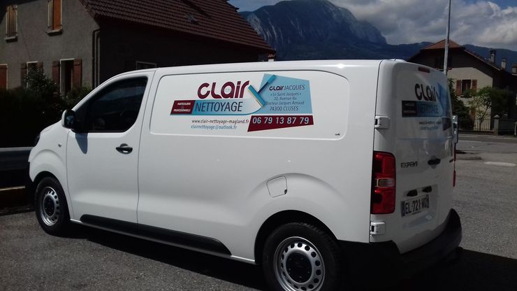 Véhicule de l'entreprise avec logo et coordonnées