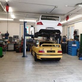 Autos in einer Werkstatt