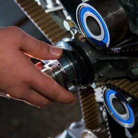 Mechaniker prüft Kfz