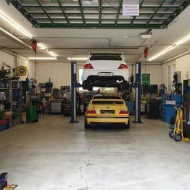 Autos in einer Werkstatt