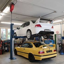 Autos in einer Werkstatt