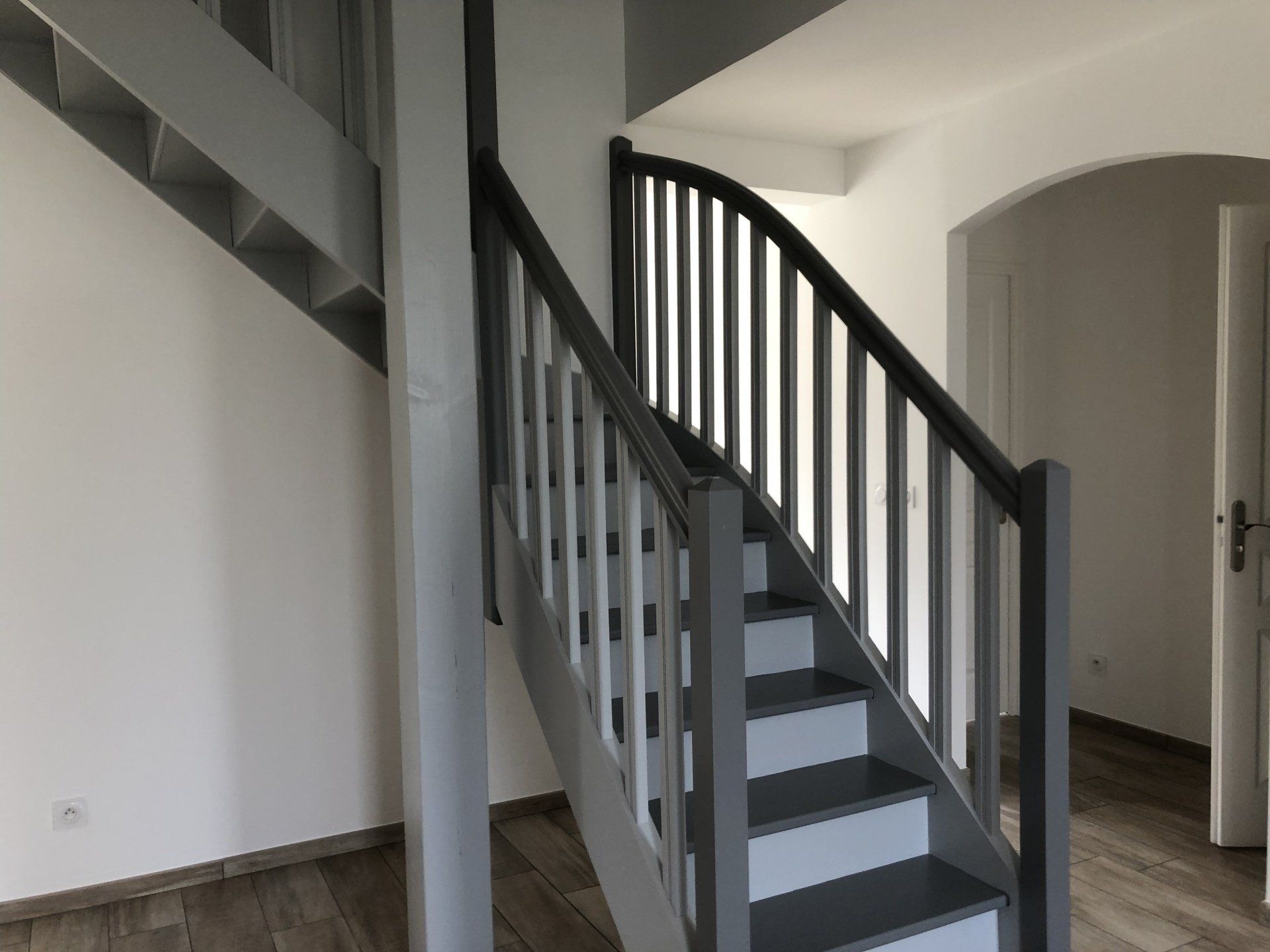 Escaliers et mur blanc