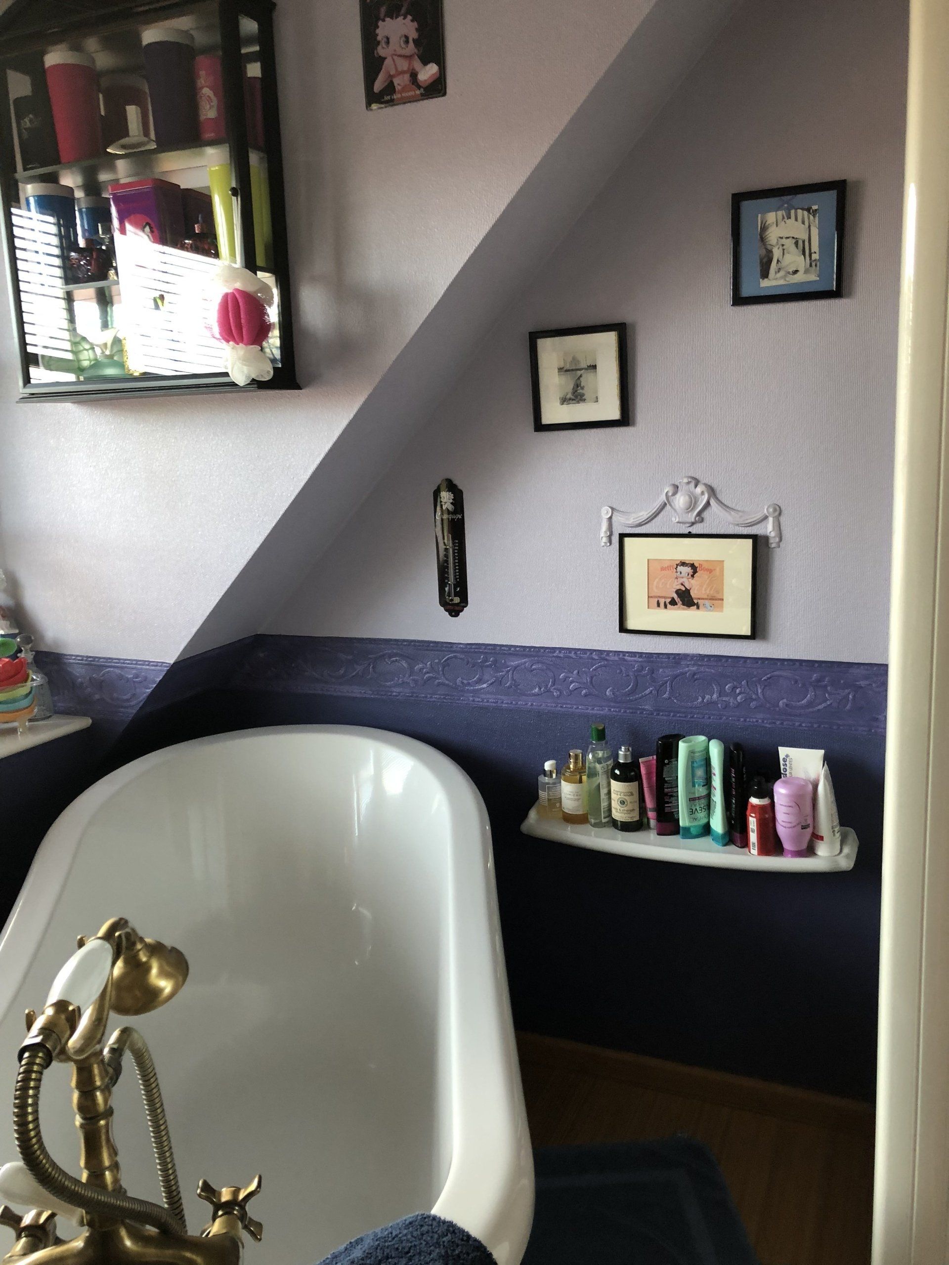 Salle de bains murs violets