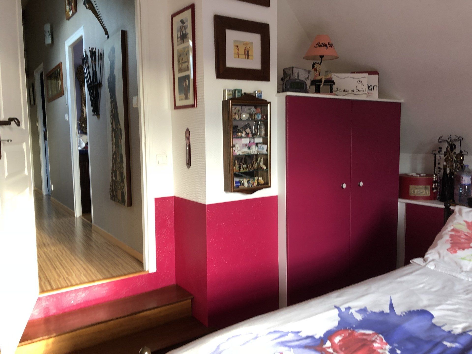 Chambre murs violets