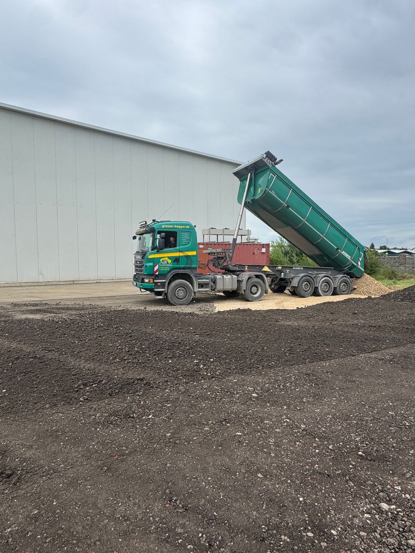 Transporter lädt Erde aus