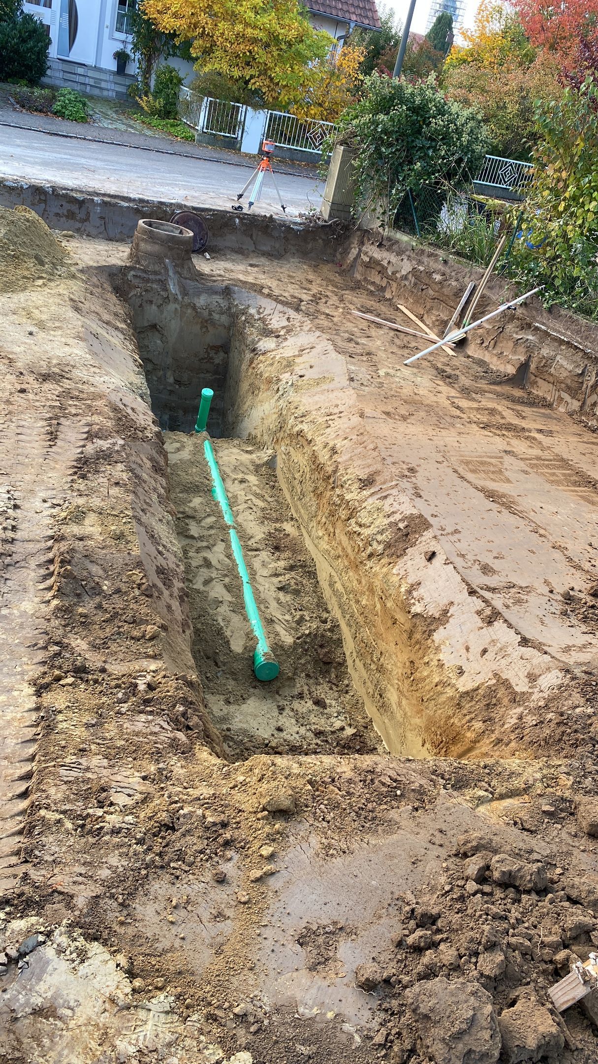 Ausblick aus einem Bagger auf eine Baustelle mit frischem Erdreich.
