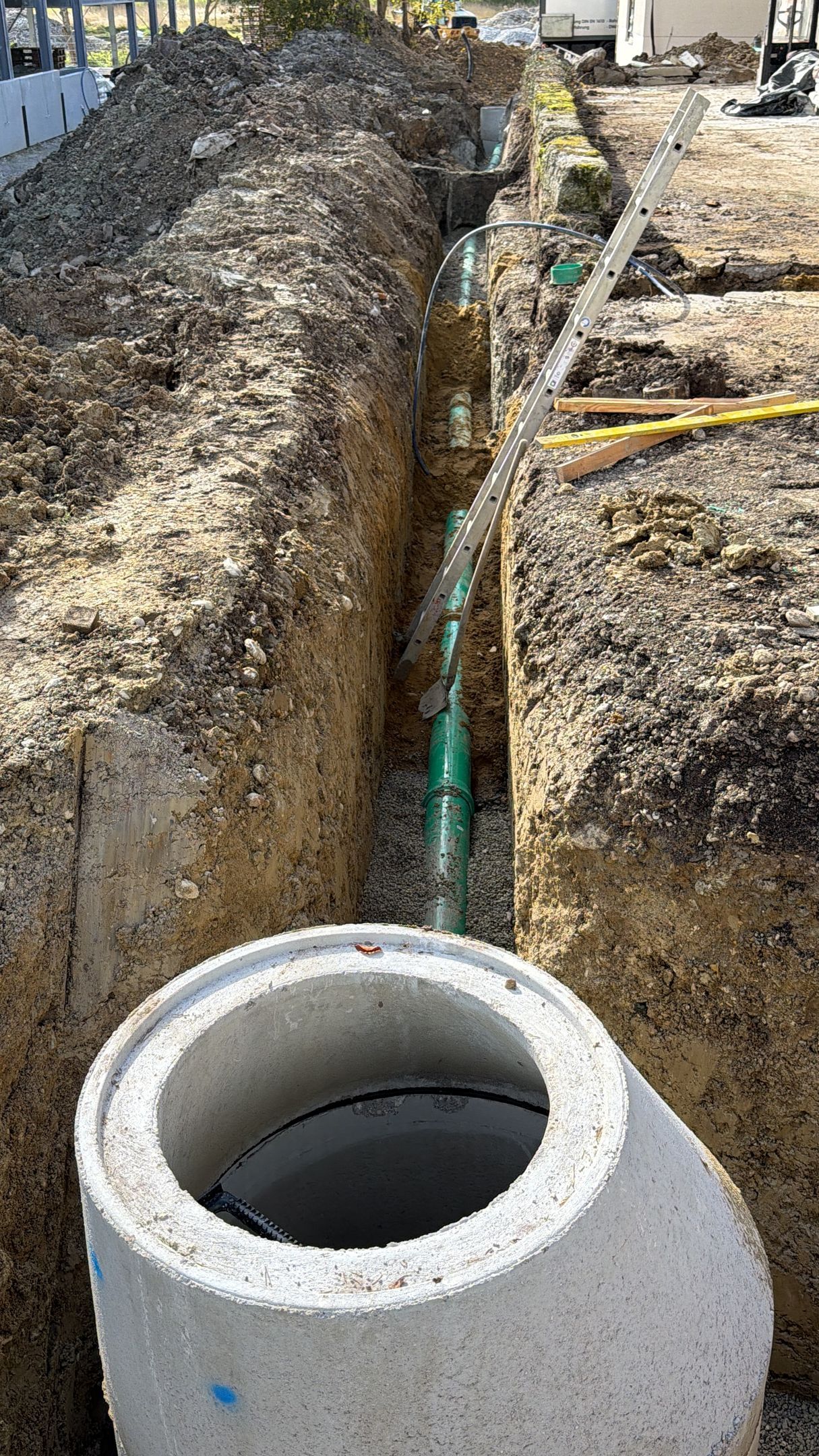 Bau einer Abflussgrube mit Rohren und Erdarbeiten