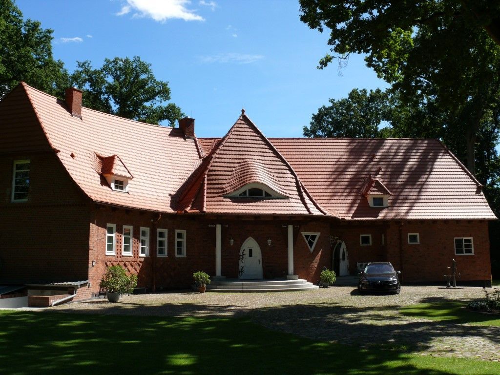 Steildach an einem breiten Wohnhaus