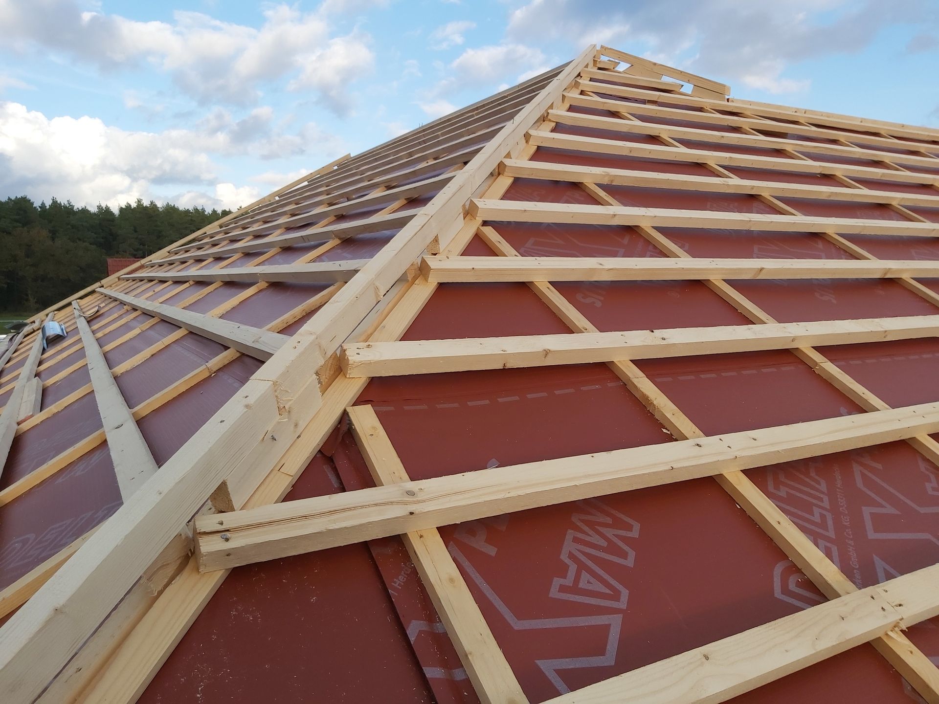 Ein Dach, das mit einem Holzrahmen gebaut wird