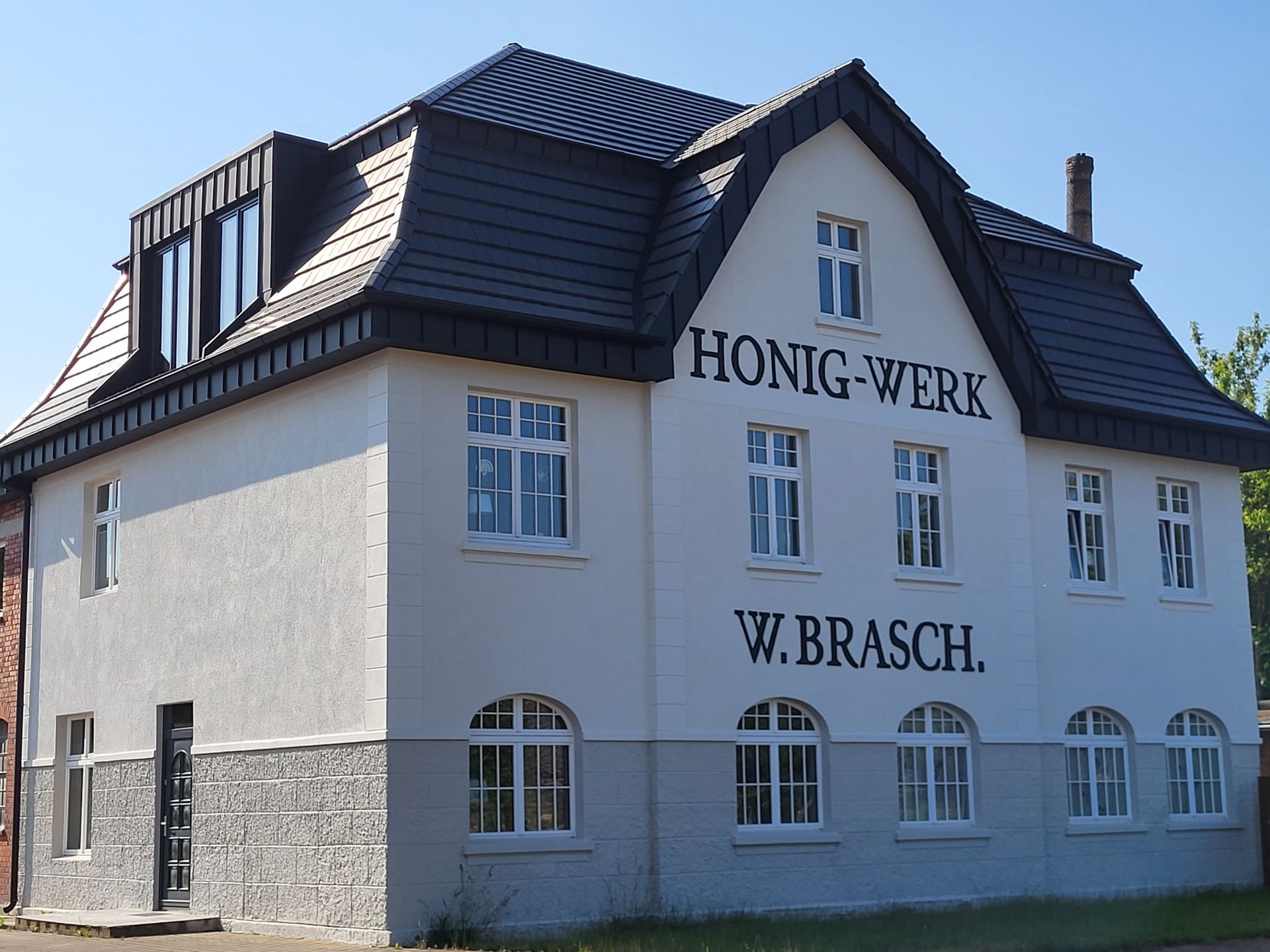 Ein weißes Gebäude mit dem Wort Honig-Werk darauf