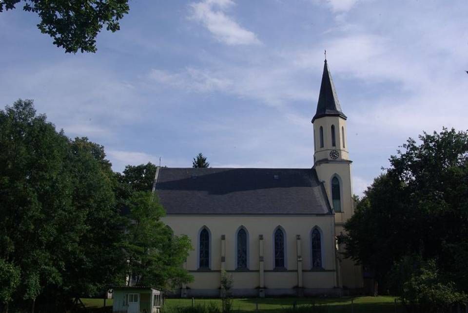 Kirche mit Steildach und Turm