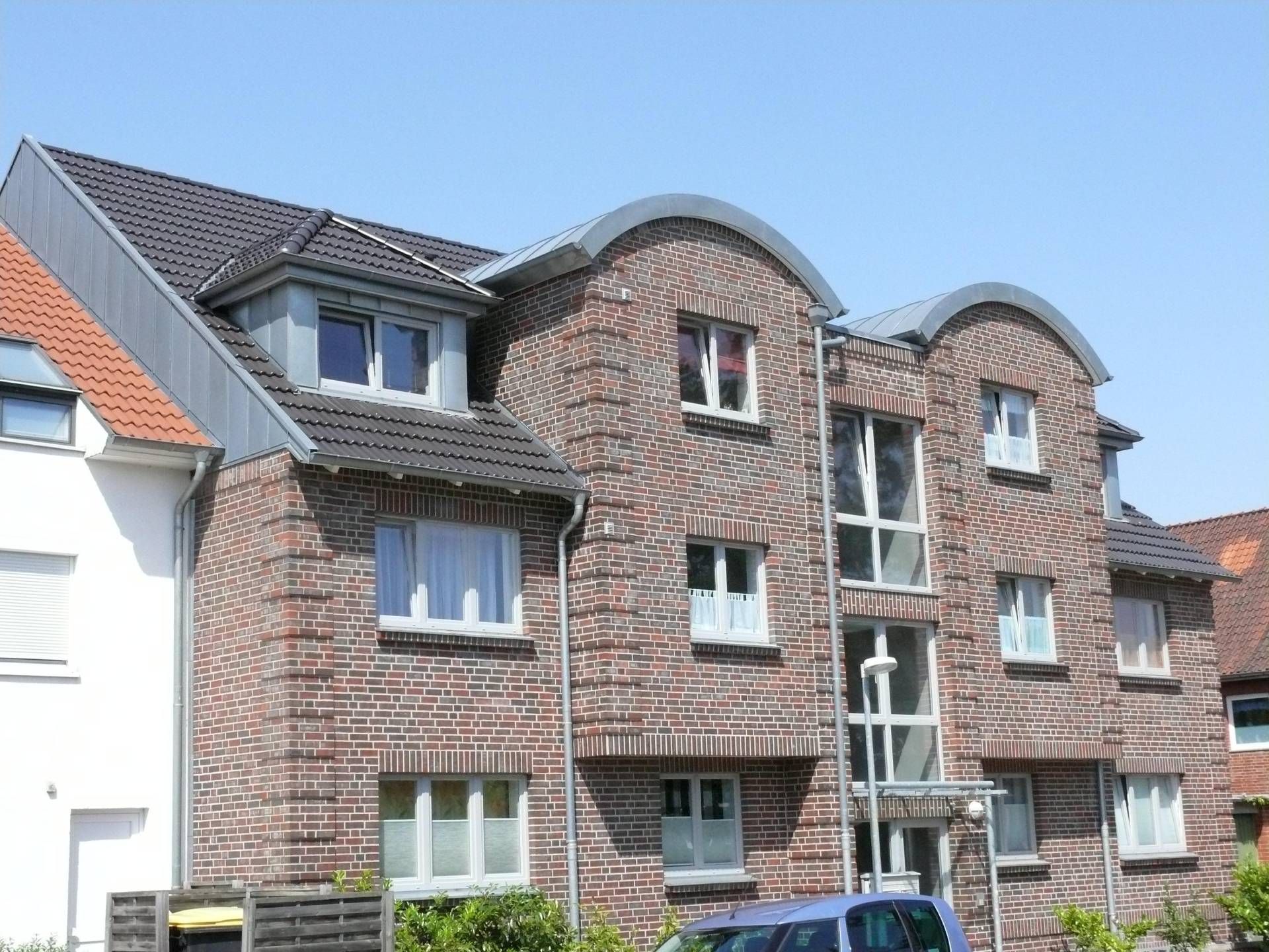 Mehrparteienhaus mit Steildach.