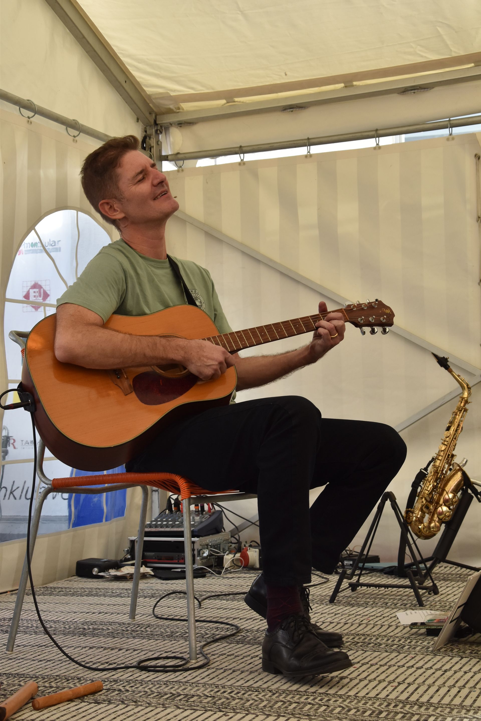 Eine Frau und ein Junge spielen in einem Klassenzimmer mit einem Perlenlabyrinth.