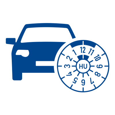 Ein blaues Auto steht neben einer Uhr, auf der „Hu“ steht.