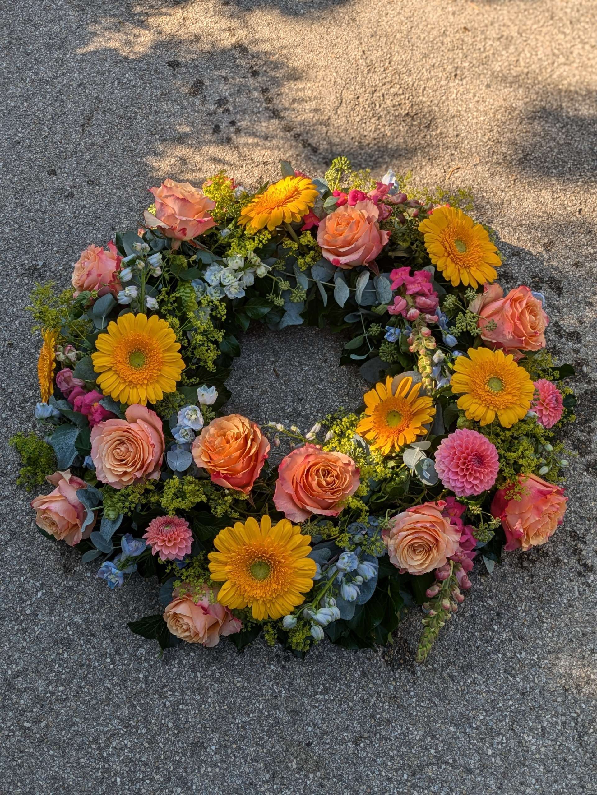 Blumenstrauß auf dem Boden mit verschiedenen Blüten