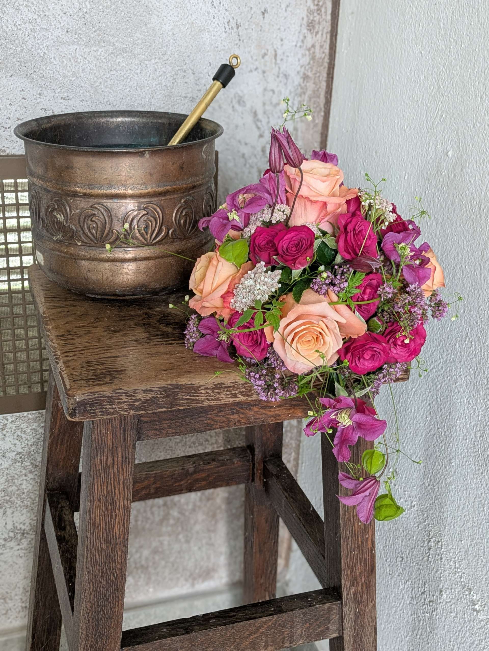 Metalleimer mit Blumenstrauß Metalleimer mit Blumenstrauß vor einer Wand