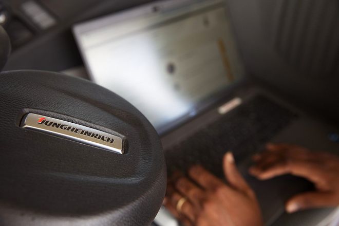 Contrôle par ordinateur d'un équipement de manutention