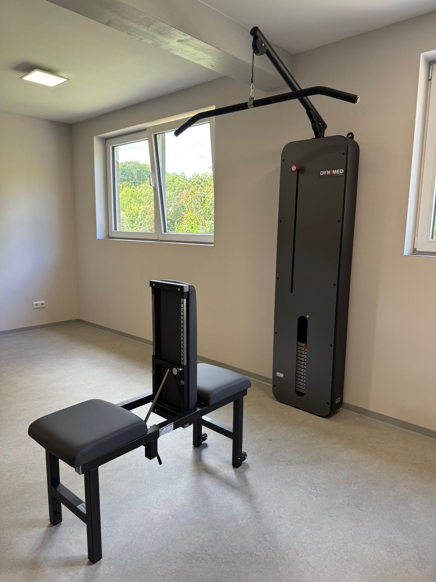 Kraftgerät in einem Raum; schwarzes Gerät mit verstellbarem Sitz.