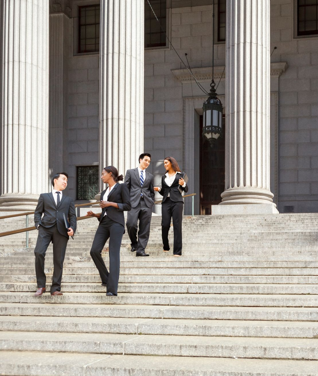 Des avocats qui descendent des marches d'un palais de justice