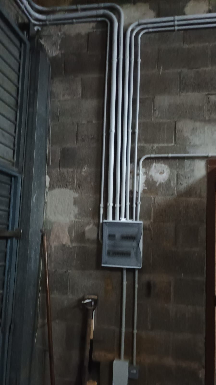Una pared de ladrillos con un montón de cables saliendo de ella