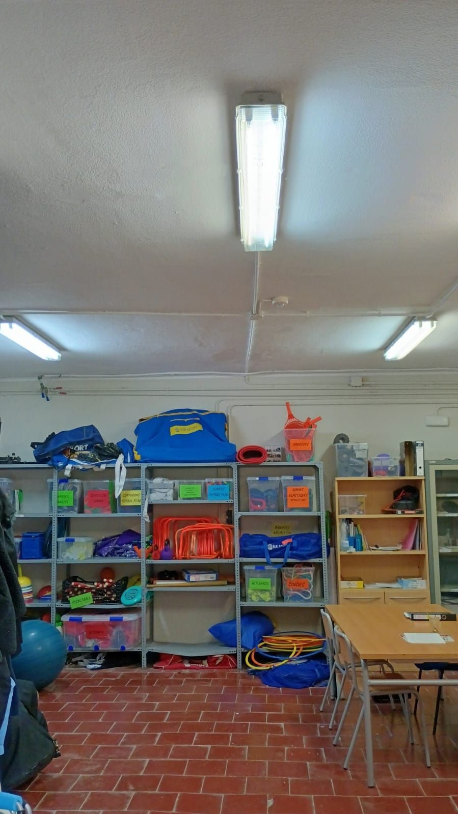 Un aula llena de muchos juguetes y estantes.