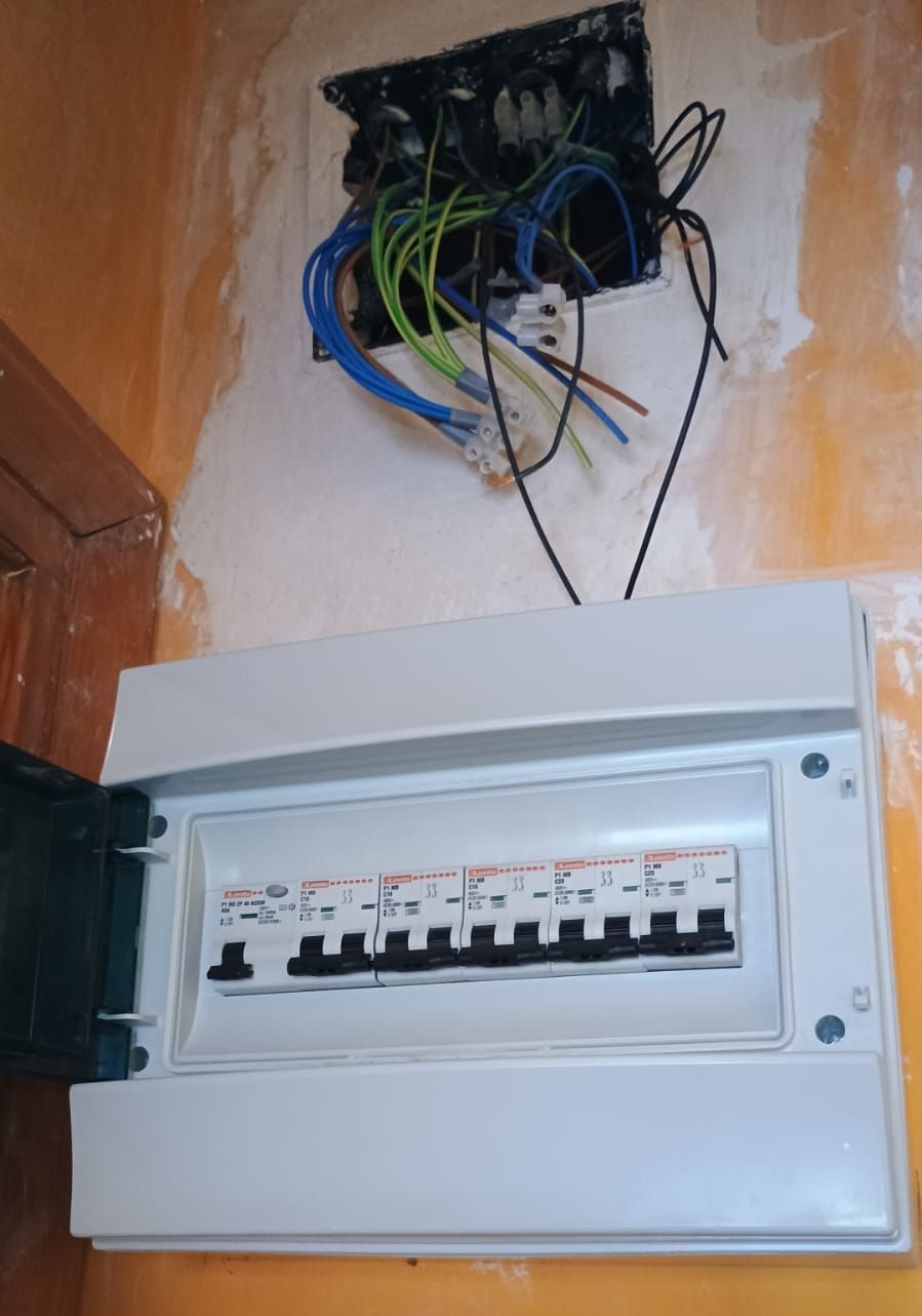 Una caja blanca con un montón de cables saliendo de ella