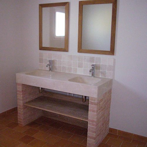 Meuble-lavabo moderne avec double vasque, miroirs et crédence carrelée