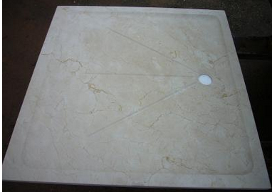 Sol carrelé beige avec des fissures visibles et une petite tache blanche circulaire près du côté droit