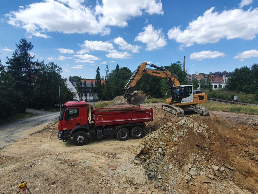 Holger Gruber Fuhr- & Baggerbetrieb Bagger und LKW an einer Baugrube mit Sandberg