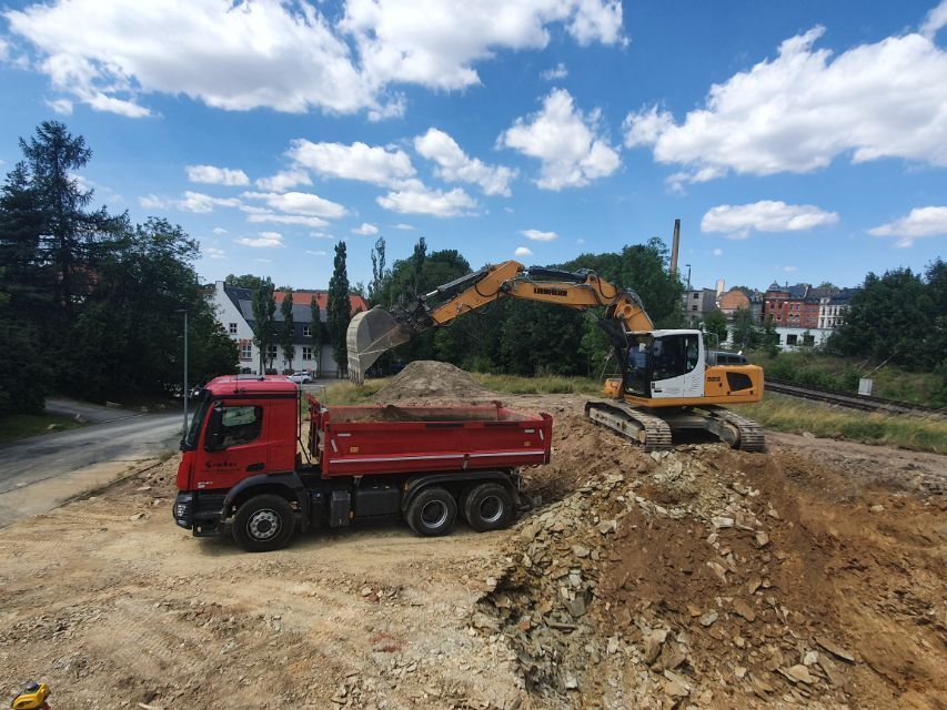 Holger Gruber Fuhr- & Baggerbetrieb Bagger und LKW an einer Baugrube mit Sandberg