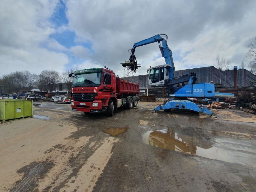 Holger Gruber Fuhr- & Baggerbetrieb Bagger und LKW an einer Baugrube mit Sandberg