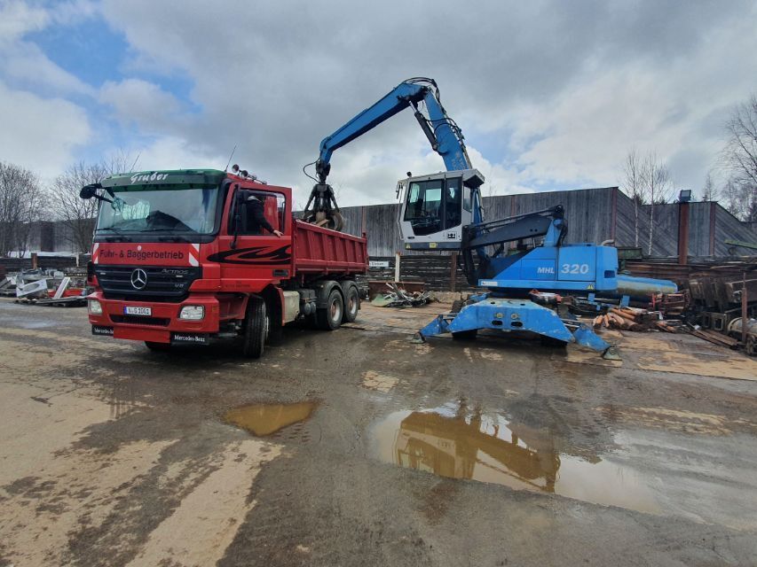 Holger Gruber Fuhr- & Baggerbetrieb Bagger und LKW an einer Baugrube mit Sandberg